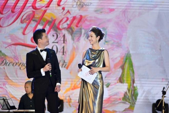 Quang Dũng thân thiết bên vợ cũ Jennifer Phạm trên sân khấu liveshow của Dương Triệu Vũ.