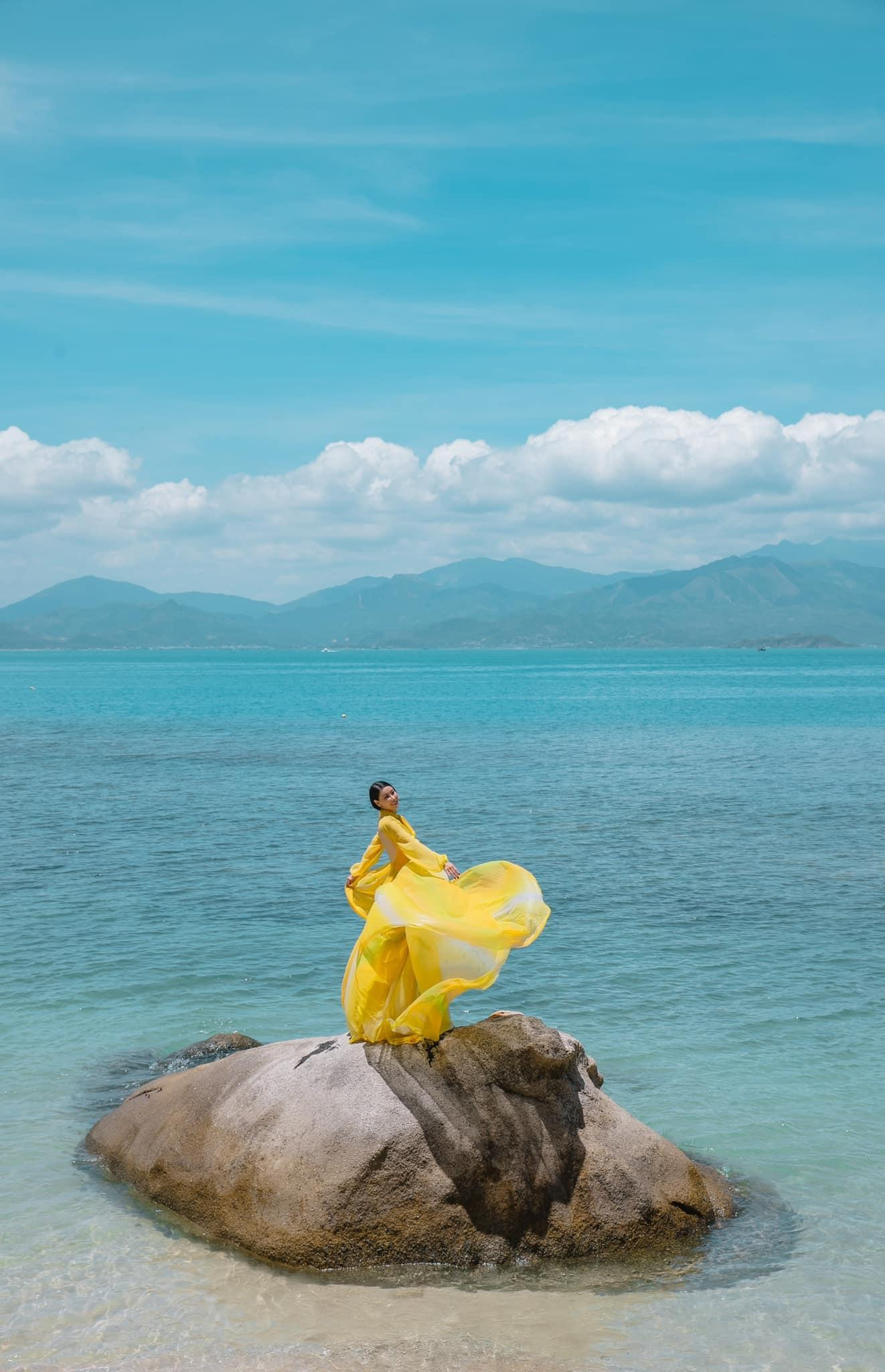 Hoa hậu Việt Nam 1992 đẹp mơ màng tựa 'nữ thần' trên biển khi diện bộ váy vàng rực.