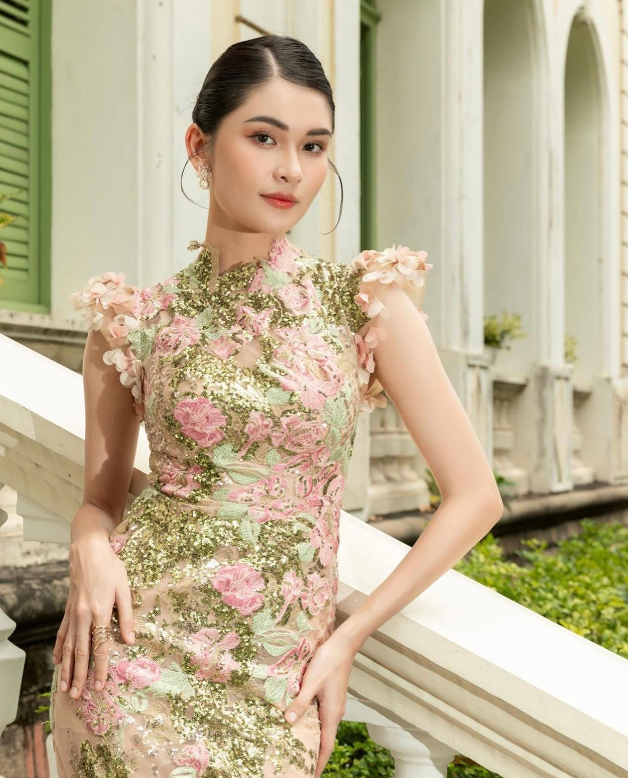 Ngày hôm qua, Á hậu Thùy Dung đảm nhận vai trò MC tại một sự kiện thời trang. Cô diện bộ váy dạ hội đính kết hoa cầu kỳ, đẹp tựa một nàng công chúa yêu kiều.