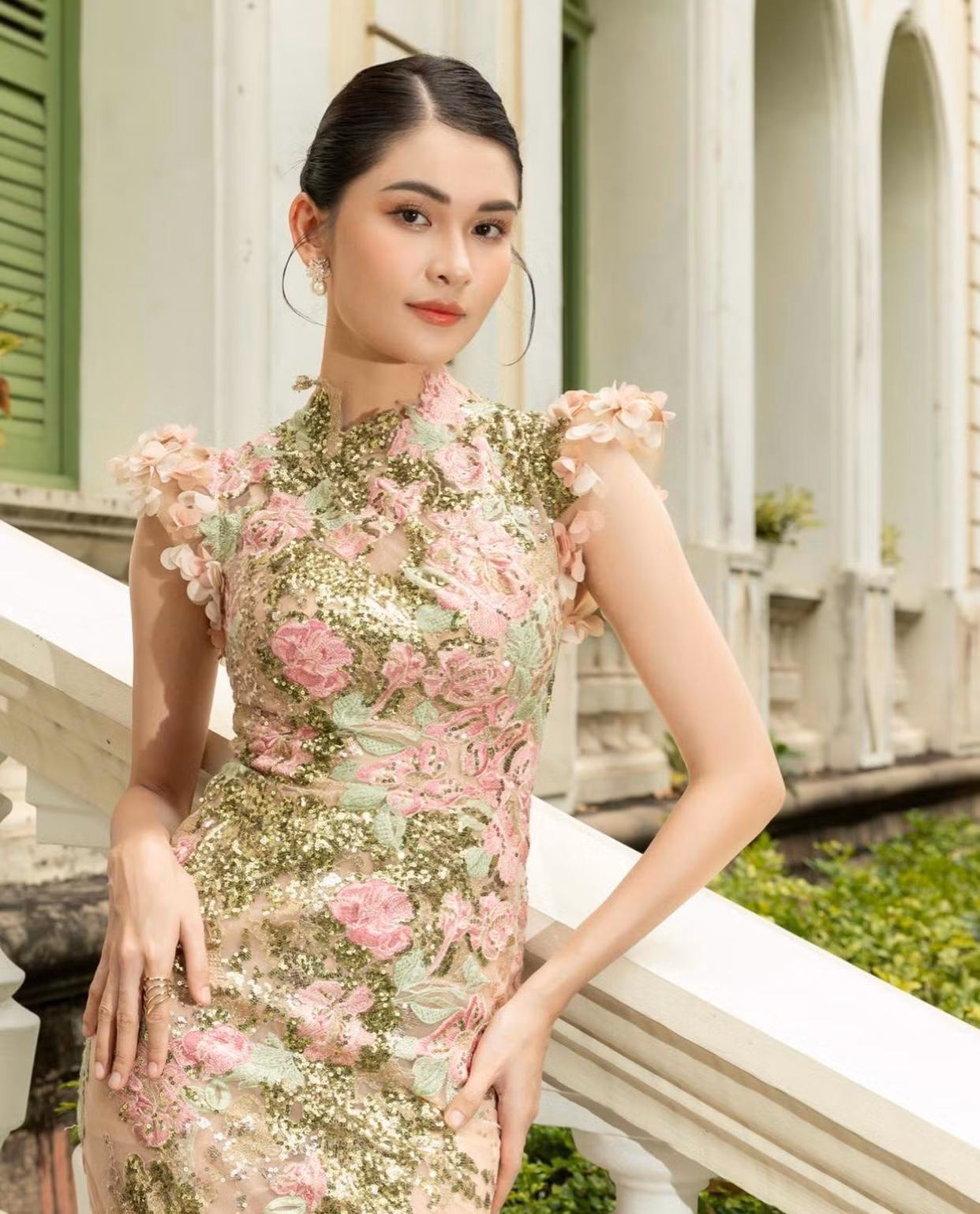 Ngày hôm qua, Á hậu Thùy Dung đảm nhận vai trò MC tại một sự kiện thời trang. Cô diện bộ váy dạ hội đính kết hoa cầu kỳ, đẹp tựa một nàng công chúa yêu kiều.