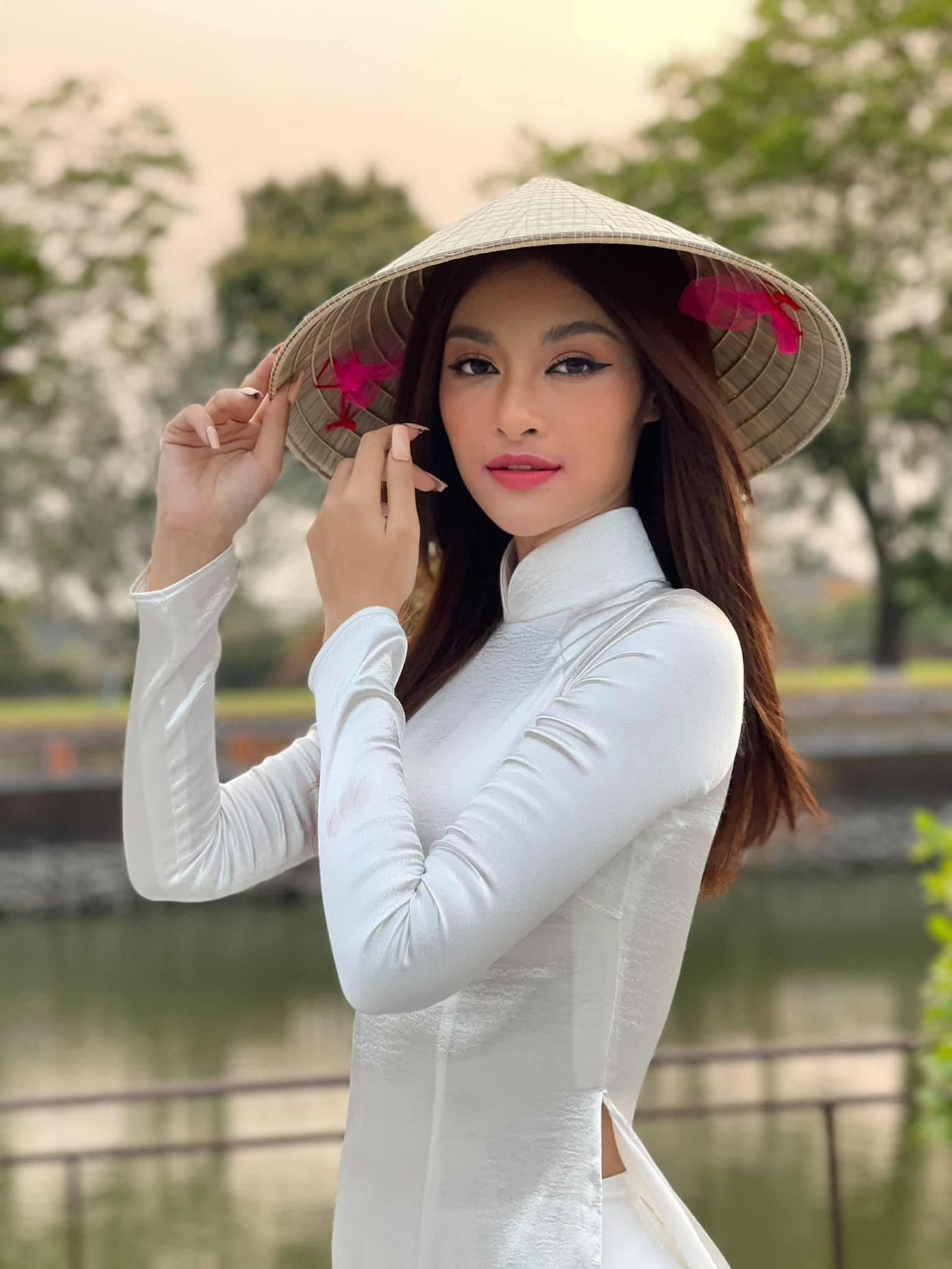 Á hậu Kiều Loan hoá nàng thơ dịu dàng với áo dài trắng và nón lá.