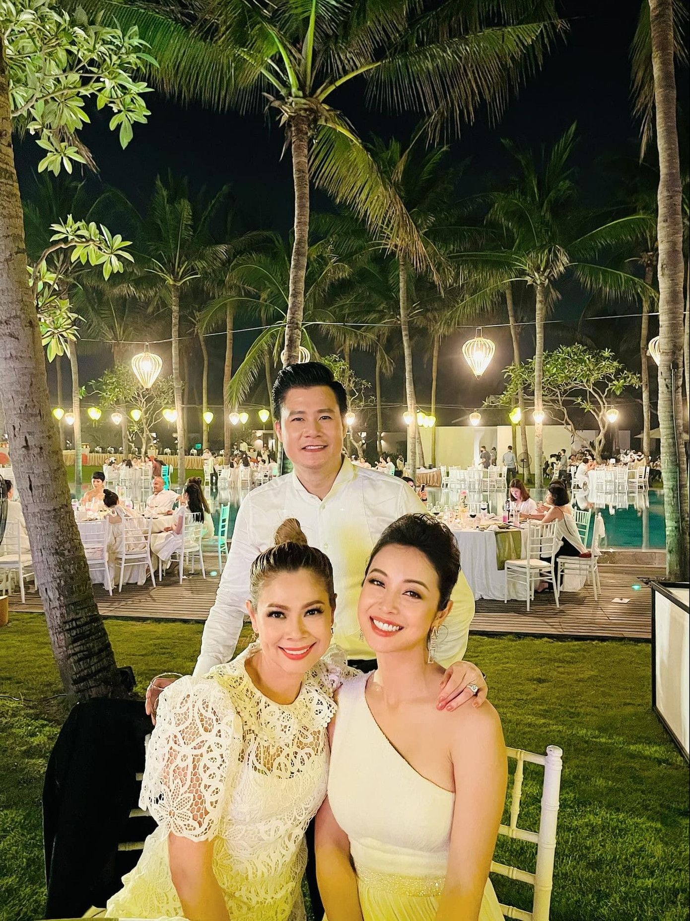 Bức ảnh Quang Dũng thân thiết bên người yêu cũ và vợ cũ 'gây sốt' mạng xã hội.