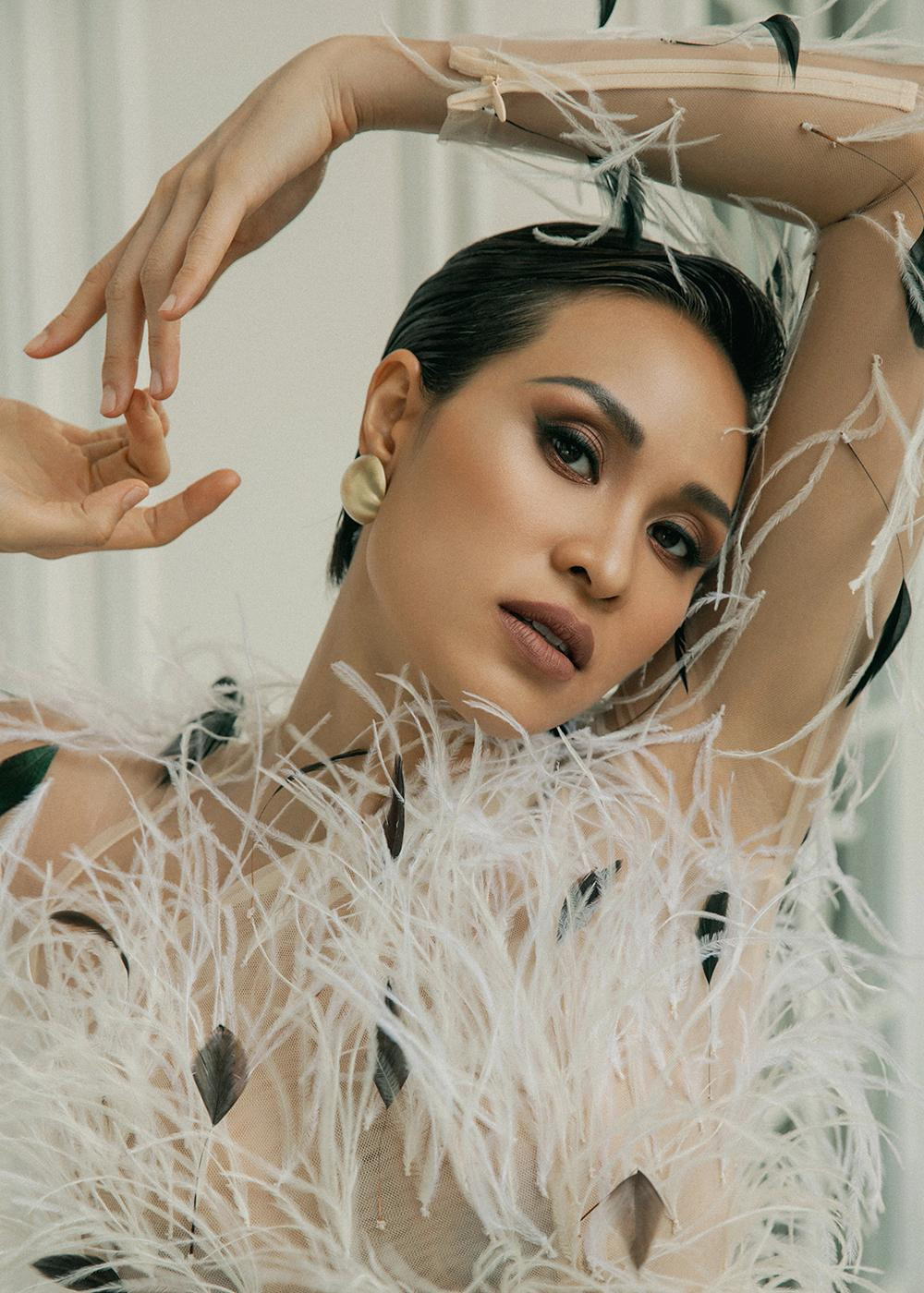 Cựu siêu mẫu cho biết, cô may mắn khi ông xã Marcin rất tâm lý, luôn ủng hộ vợ theo đuổi sự nghiệp riêng, không bó buộc cô với cuộc sống ‘bỉm sữa’, nội trợ. Anh cũng khuyến khích cô chăm sóc vẻ ngoài để luôn giữ phong độ là người phụ nữ gợi cảm, năng động.