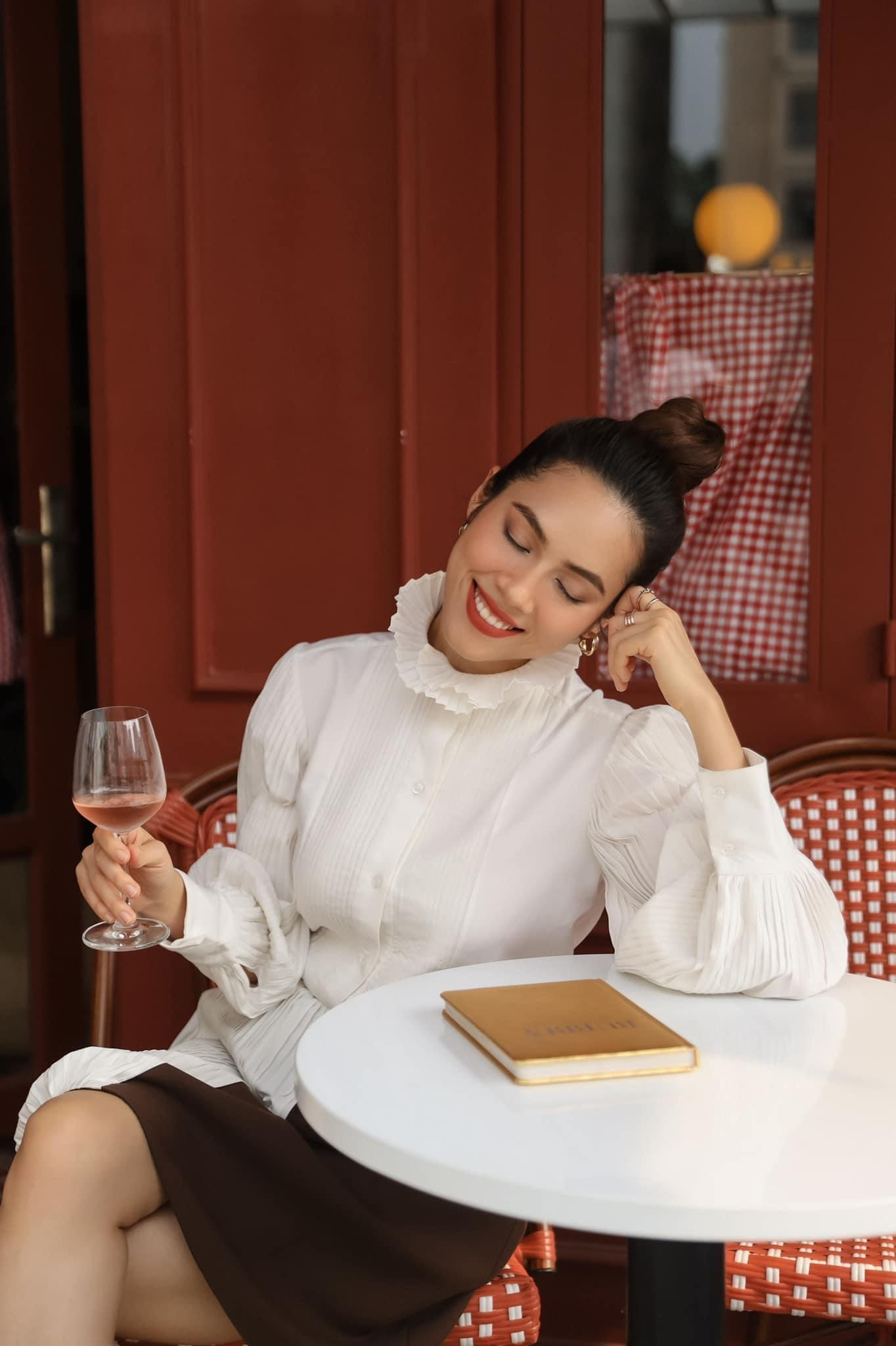 Á hậu Hoàng My đẹp kiêu kỳ, thanh lịch như một nàng tiểu thư trong set đồ đen-trắng.