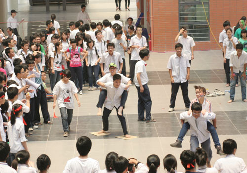 Các thành viên nhận được sự cổ vũ nhiệt tình của khán giả