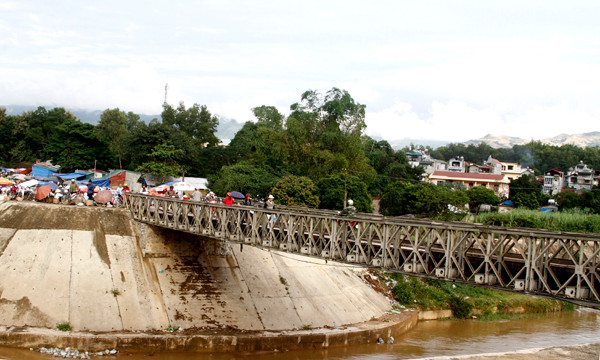 Bây giờ cầu Mường Thanh còn gọi là cầu Tình. Có nhiều bạn trẻ chọn cây cầu để làm nơi hò hẹn, chụp ảnh cưới