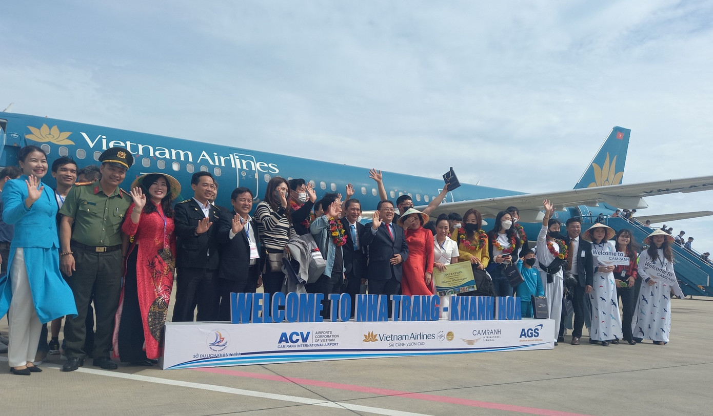 Lãnh đạo tỉnh Khánh Hoà chụp hình lưu niệm với du khách Hàn Quốc. Ảnh L.H Lãnh đạo tỉnh Khánh Hoà chụp hình lưu niệm với du khách Hàn Quốc. Ảnh L.H