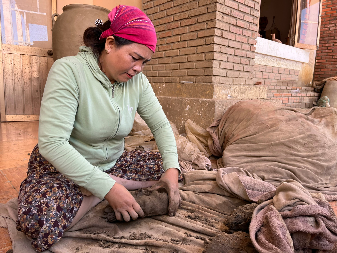 Công đoạn trộn đất bằng tay của nghệ nhân làng gốm Bàu Trúc. Ảnh C.H Công đoạn trộn đất bằng tay của nghệ nhân làng gốm Bàu Trúc. Ảnh C.H
