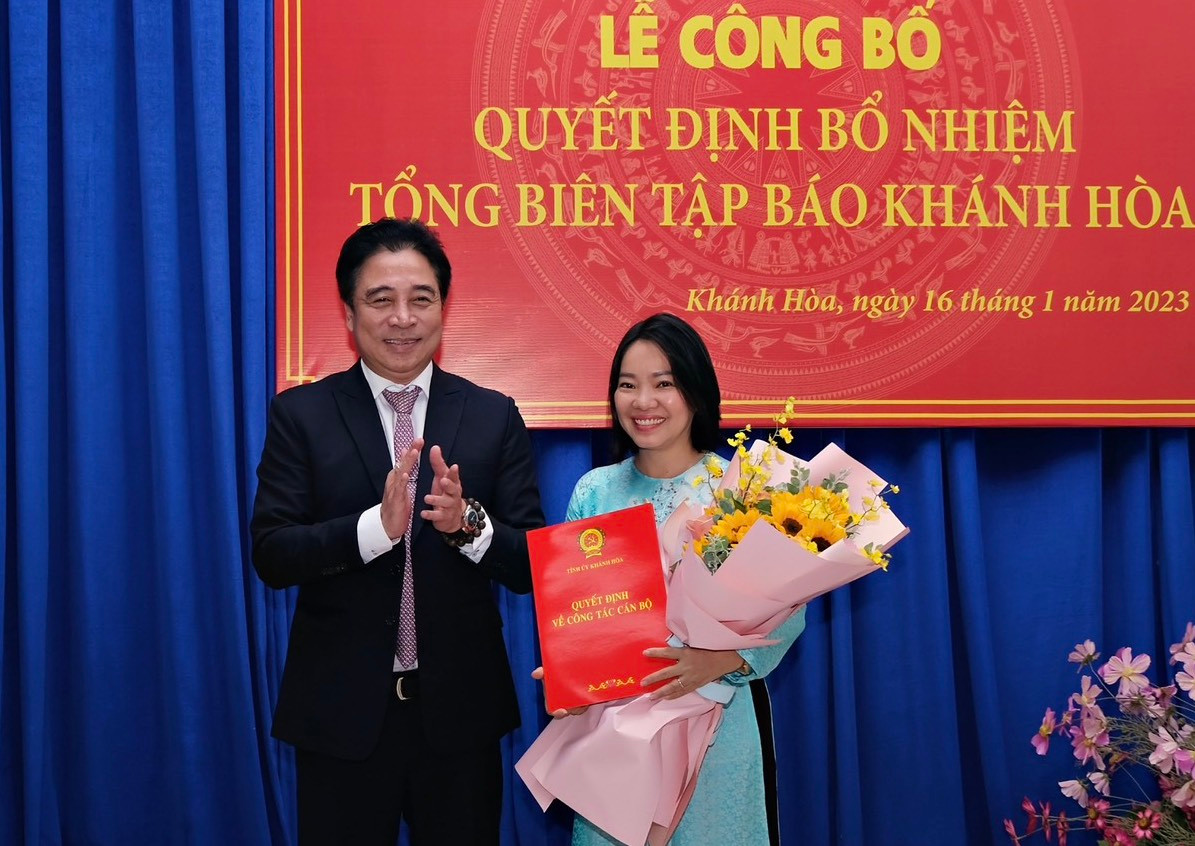 Ông Nguyễn Khắc Toàn trao quyết định bổ nhiệm cho bà Thái Thị Lệ Hằng (bên phải). Ảnh Đ.L.