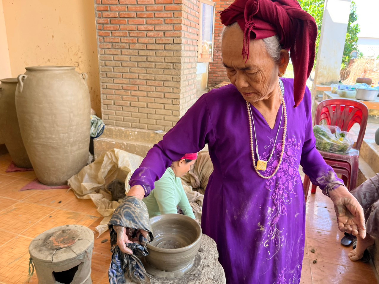 Nghệ nhân làng gốm Bàu Trúc cũng "xoay bằng mông" để tạo hình cho sản phẩm. Ảnh C.H Nghệ nhân làng gốm Bàu Trúc cũng "xoay bằng mông" để tạo hình cho sản phẩm. Ảnh C.H