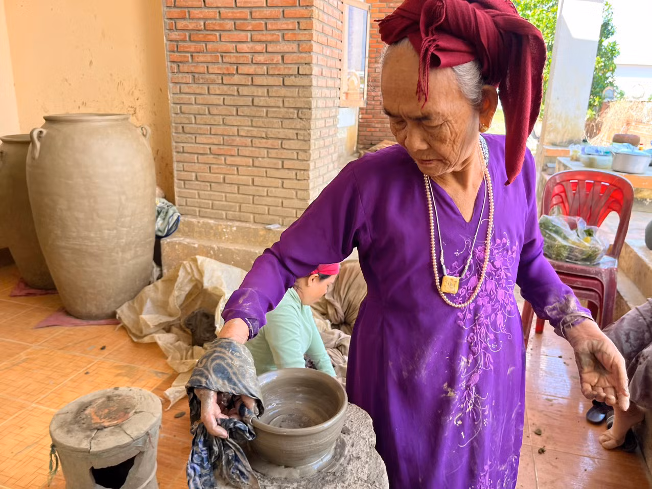 Nghệ nhân làng gốm Bàu Trúc cũng "xoay bằng mông" để tạo hình cho sản phẩm. Ảnh C.H