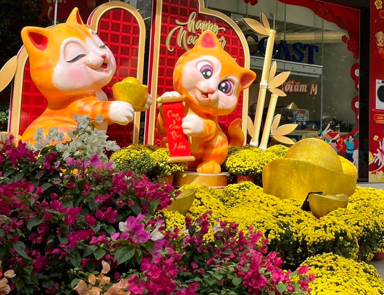 Linh vật mèo tại đường Trần Hưng Đạo và Lý Tự Trọng. Ảnh L.H