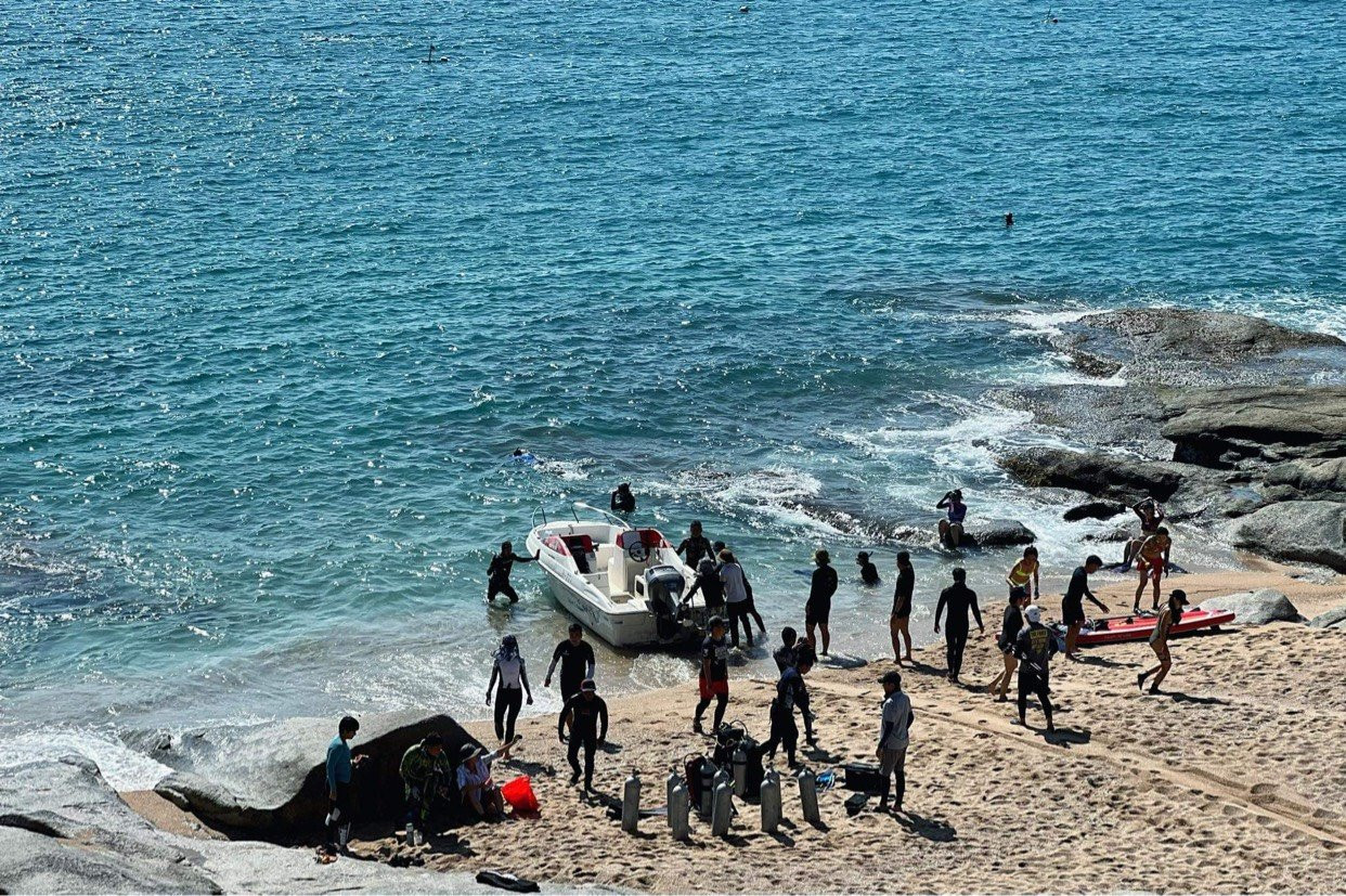 Các thành viên chuẩn bị lặn biển Các thành viên chuẩn bị lặn biển