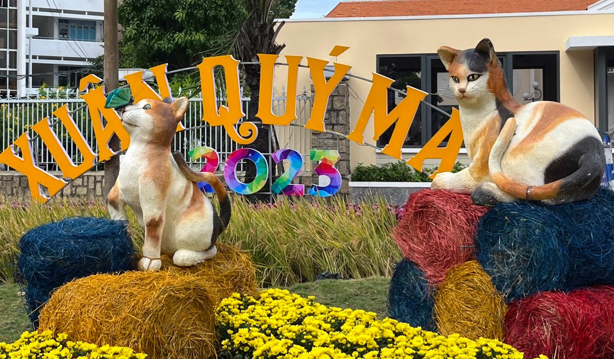 Tạo hình linh vật mèo tại Công viên Yến Phi. Ảnh L.H