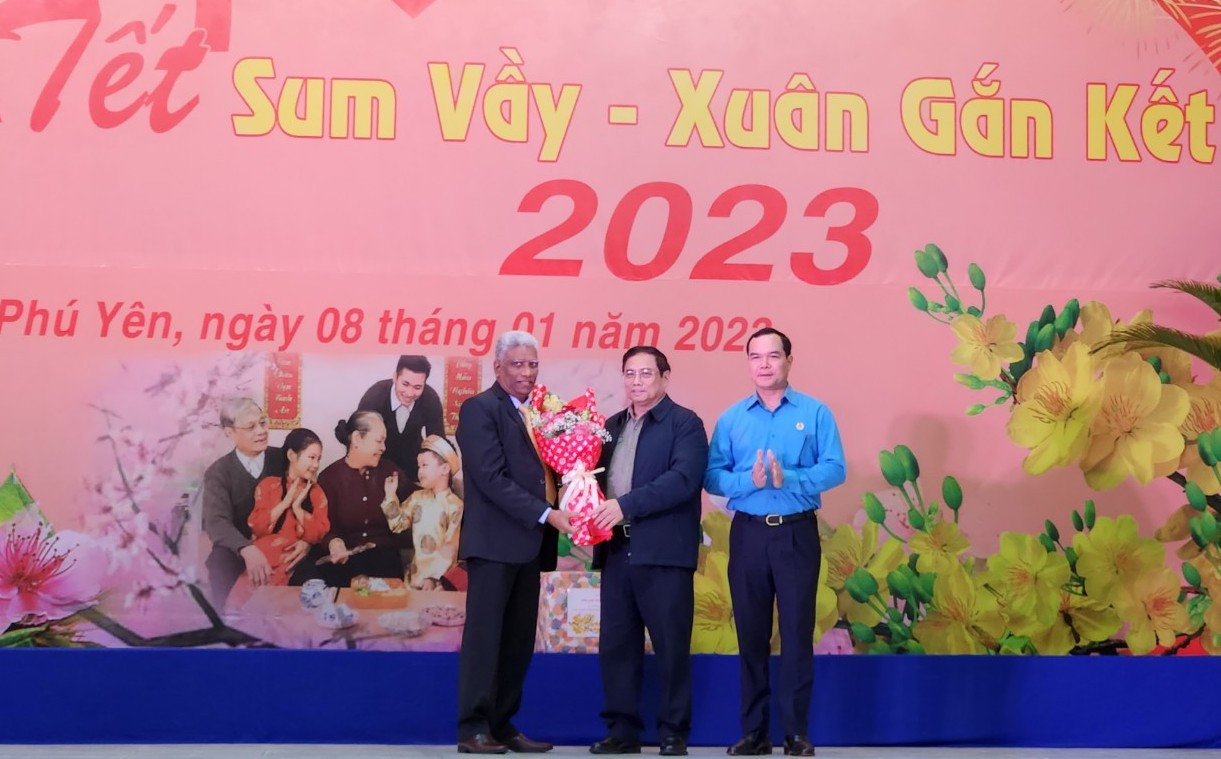 Thủ tướng Phạm Minh Chính tặng hoa cho doanh nghiệp có nhiều đóng góp trong việc chăm lo đời sống công nhân, người lao động. Ảnh Trần Thanh Hưng. Thủ tướng Phạm Minh Chính tặng hoa cho doanh nghiệp có nhiều đóng góp trong việc chăm lo đời sống công nhân, người lao động. Ảnh Trần Thanh Hưng.