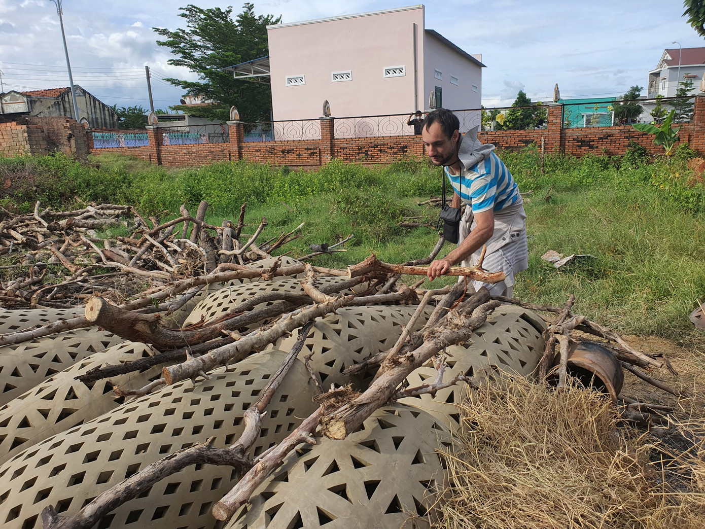 Sản phẩm gốm Bàu Trúc được nung lộ thiên. Ảnh C.H Sản phẩm gốm Bàu Trúc được nung lộ thiên. Ảnh C.H