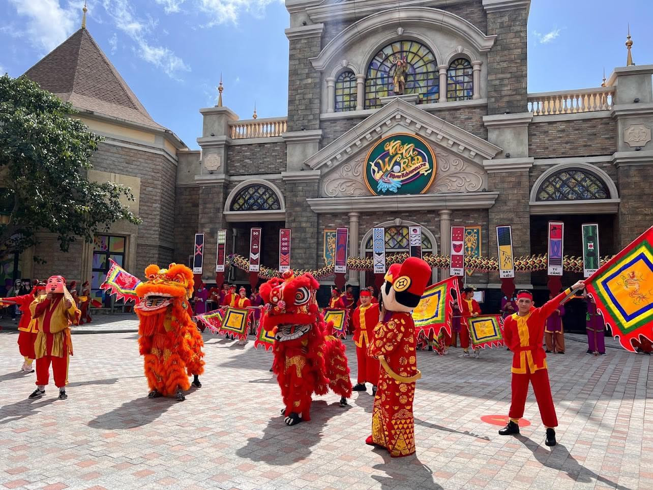 Khu du lịch VinWonders Nha Trang tổ chức múa lân phục vụ du khách dịp Tết. Ảnh VinWonders Nha Trang.