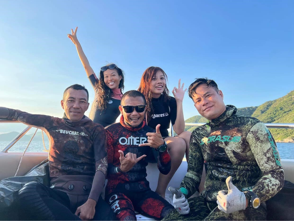 Anh Minh Trị (đeo kính đen, giữa) cùng các thành viên nhóm tại vùng biển Nha Trang Anh Minh Trị (đeo kính đen, giữa) cùng các thành viên nhóm tại vùng biển Nha Trang