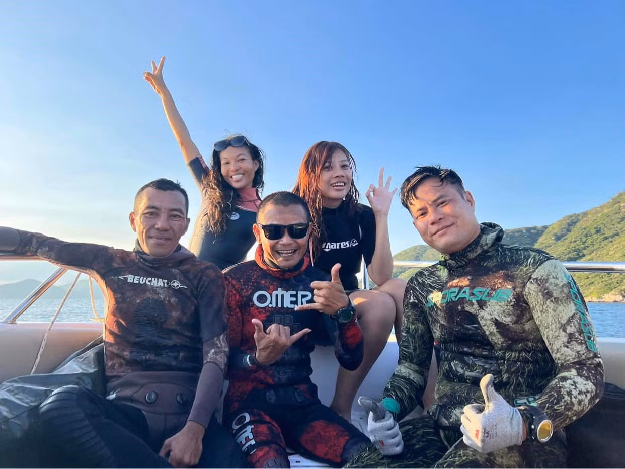 Anh Minh Trị (đeo kính đen, giữa) cùng các thành viên nhóm tại vùng biển Nha Trang Anh Minh Trị (đeo kính đen, giữa) cùng các thành viên nhóm tại vùng biển Nha Trang