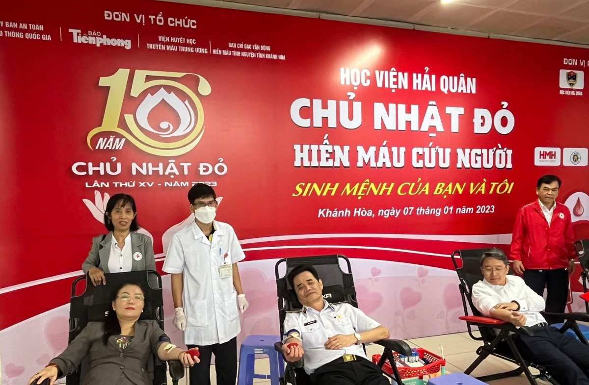 Chuẩn đô đốc Chu Ngọc Sáng (giữa) tham gia hiến máu tại chương trình. Ảnh C.H