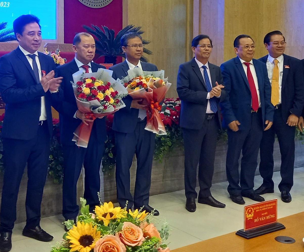 Lãnh đạo tỉnh Khánh Hoà chúc mừng ông Trần Hoà Nam (thứ 3 bên trái) và ông Nguyễn Anh Tuấn (thứ 2 bên trái). Ảnh T.B