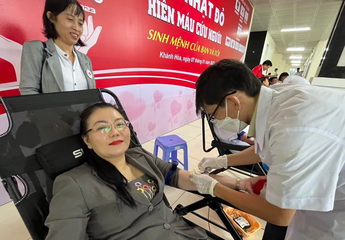 Bà Phạm Thị Xuân Trang tham gia hiến máu tại chương trình. Ảnh C.H