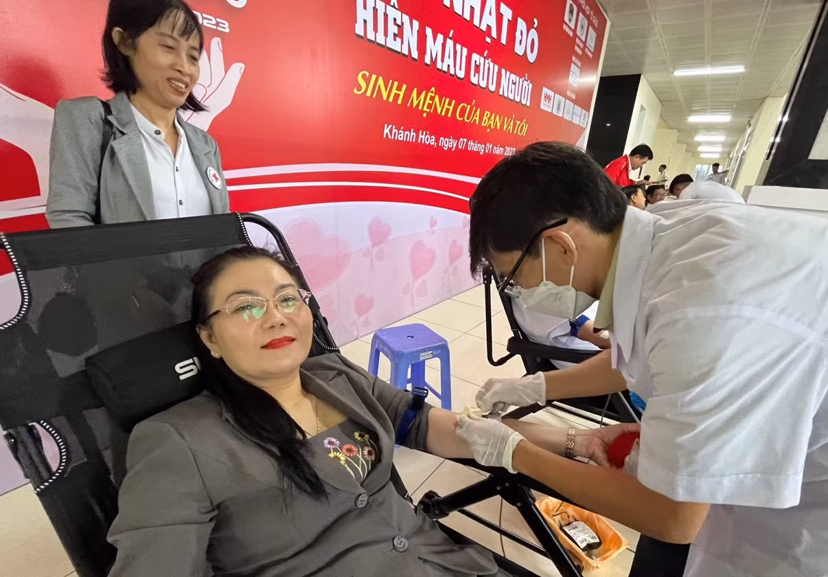 Bà Phạm Thị Xuân Trang tham gia hiến máu tại chương trình. Ảnh C.H Bà Phạm Thị Xuân Trang tham gia hiến máu tại chương trình. Ảnh C.H