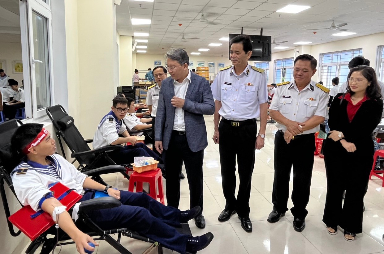 Ông Nguyễn Hải Ninh cùng lãnh đạo Học viện Hải quân thăm hỏi các cán bộ, chiến sĩ tham gia hiến máu tại chương trình Chủ nhật Đỏ. Ảnh C.H