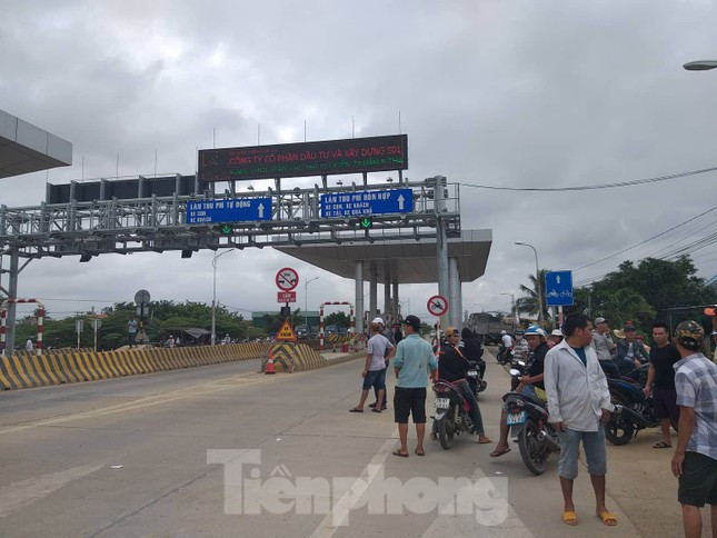 Người dân tỉnh Khánh Hoà phản ứng khi trạm thu phí BOT Ninh Xuân hoạt động (Ảnh L.H).