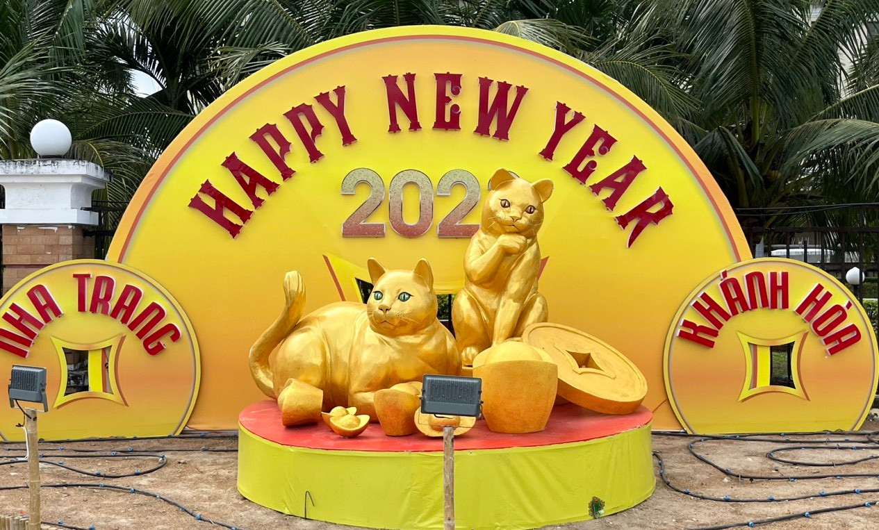 Linh vật mèo vàng tại Công viên Yến Phi và Quảng trường 2 tháng 4. Ảnh L.H