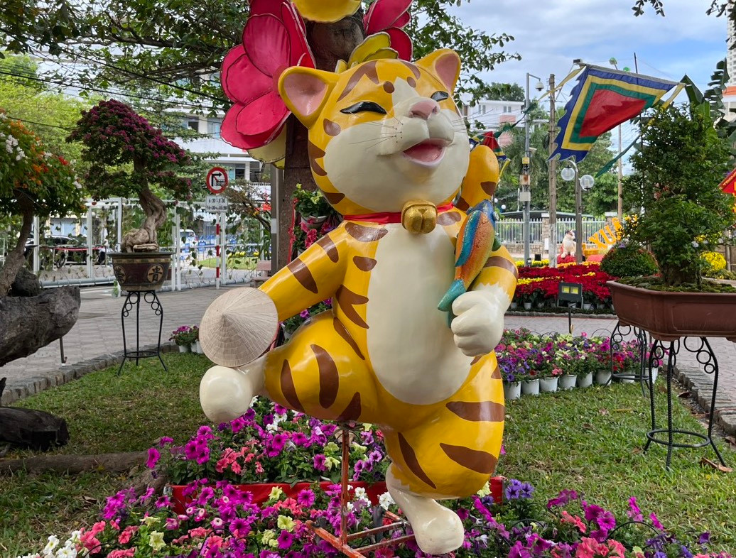 Linh vật mèo vui tươi, nhí nhảnh tại phố biển Nha Trang. Ảnh L.H