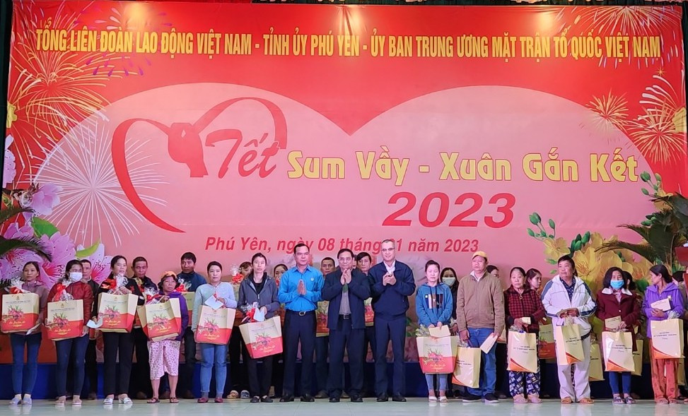 Thủ tướng Phạm Minh Chính cùng lãnh đạo Tỉnh uỷ Phú Yên và Tổng Liên đoàn Lao động Việt Nam tặng quà tết cho người lao động, công nhân ở Phú Yên. Ảnh Trần Thanh Hưng. Thủ tướng Phạm Minh Chính cùng lãnh đạo Tỉnh uỷ Phú Yên và Tổng Liên đoàn Lao động Việt Nam tặng quà tết cho người lao động, công nhân ở Phú Yên. Ảnh Trần Thanh Hưng.