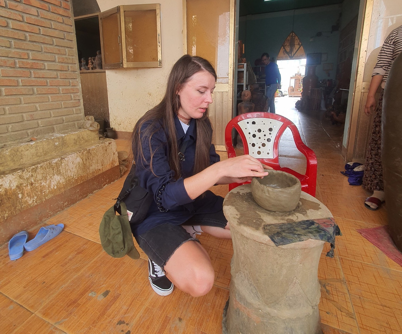 Du khách nước ngoài học cách làm gốm Bàu Trúc. Ảnh C.H Du khách nước ngoài học cách làm gốm Bàu Trúc. Ảnh C.H