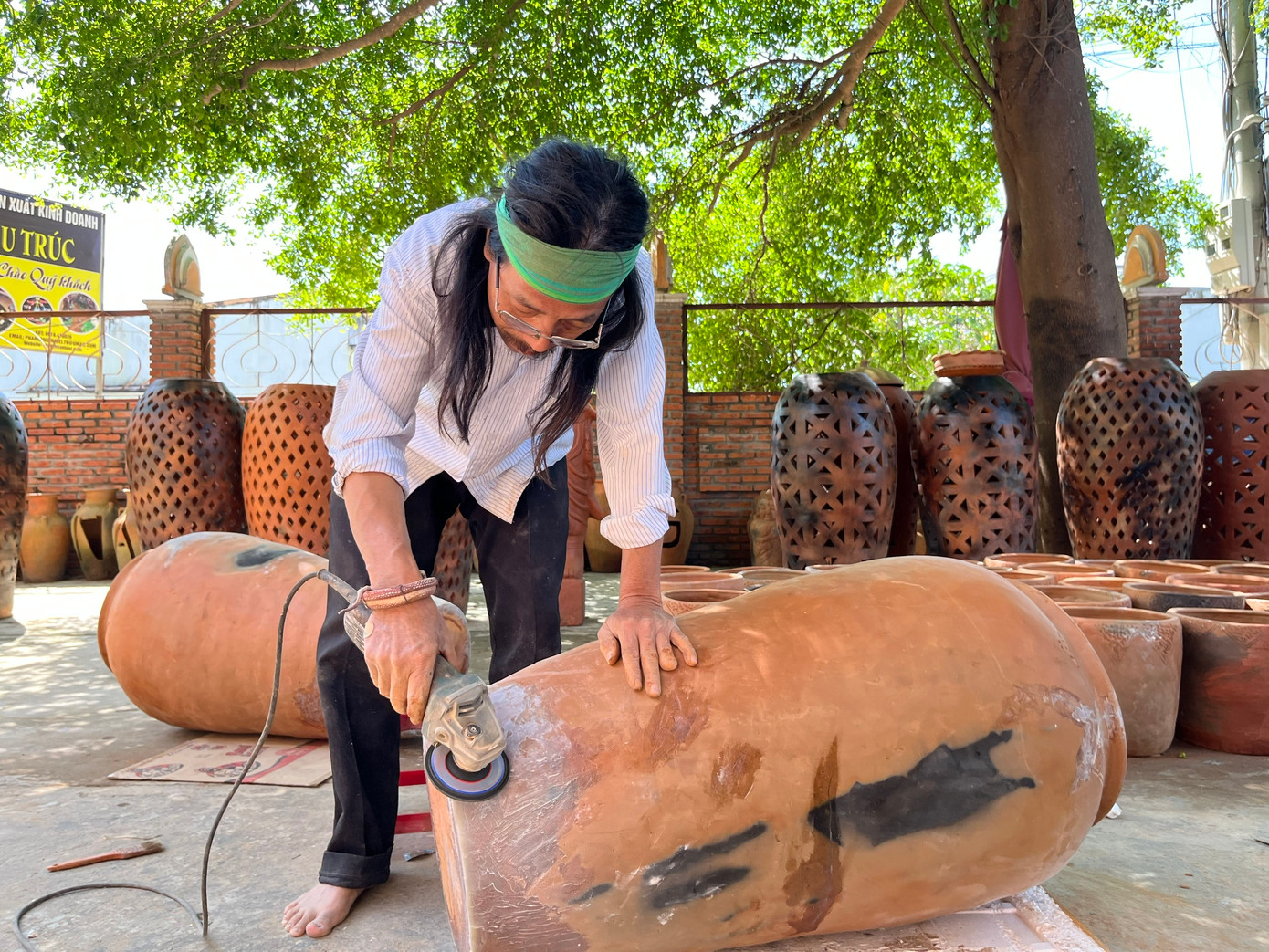 Sản phẩm lu, thạp truyền thống của làng gốm Bàu Trúc. Ảnh C.H Sản phẩm lu, thạp truyền thống của làng gốm Bàu Trúc. Ảnh C.H