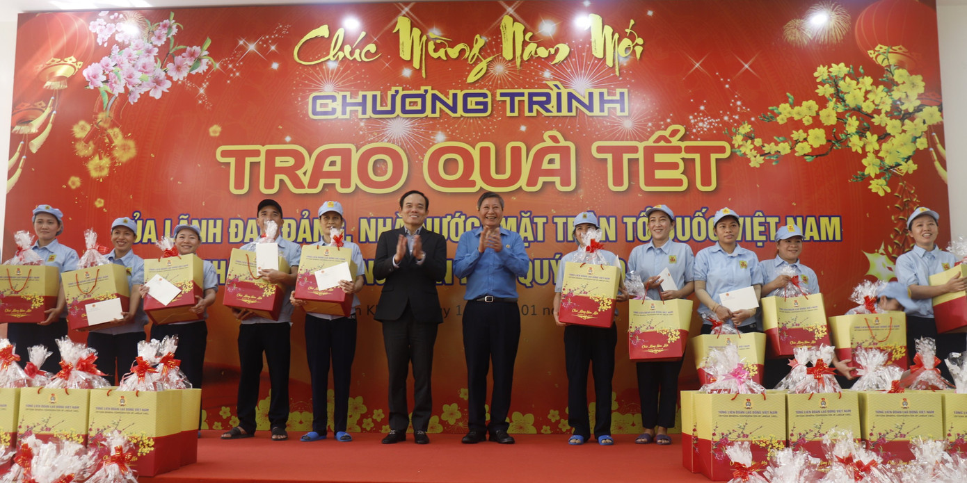 Phó Thủ tướng Trần Lưu Quang (thứ 6 bên trái) tặng quà Tết cho công nhân. Ảnh L.H.