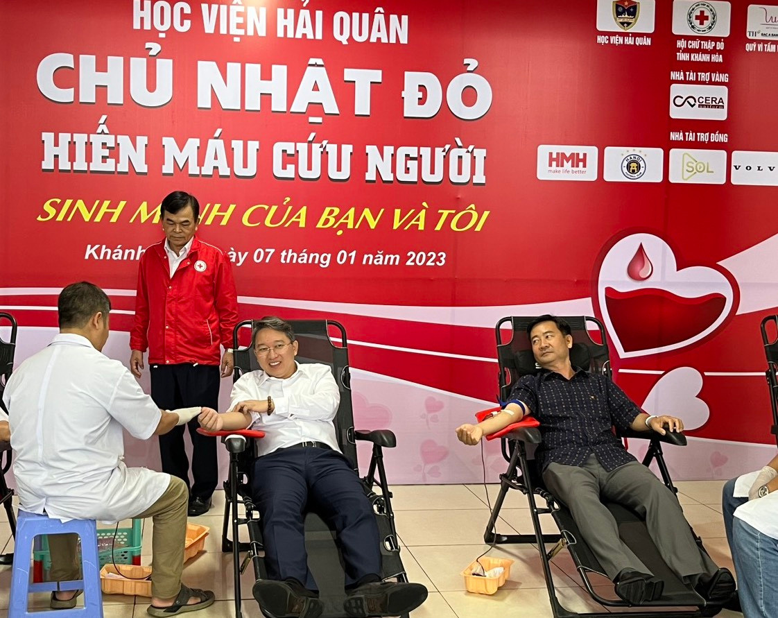 Bí thư Tỉnh uỷ Khánh Hòa Nguyễn Hải Ninh (giữa) tham gia hiến máu tại Chủ nhật Đỏ. Ảnh C.H