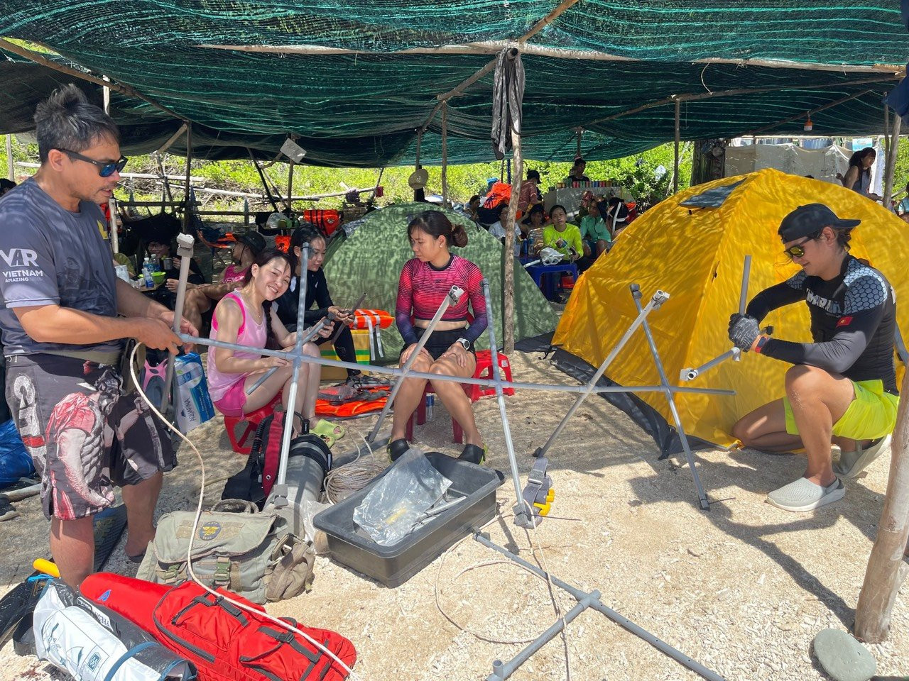 Nhóm chuẩn bị dụng cụ để cứu hộ san hô đáy biển Nhóm chuẩn bị dụng cụ để cứu hộ san hô đáy biển