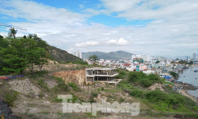 Một biệt thự được xây dang dở tại dự án khu nghỉ dưỡng cao cấp Bảo Đại. Ảnh L.H. Một biệt thự được xây dang dở tại dự án khu nghỉ dưỡng cao cấp Bảo Đại. Ảnh L.H.