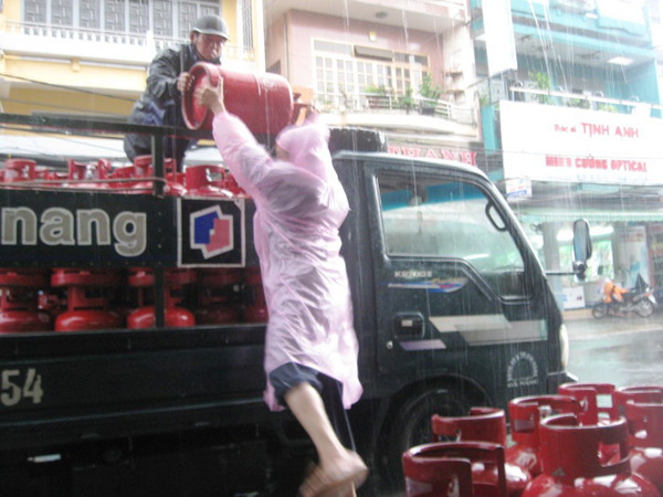 Vấn đề an toàn trong khâu vận chuyển bình gas thường không được chú ý đúng mức. Ảnh: H.V. Vấn đề an toàn trong khâu vận chuyển bình gas thường không được chú ý đúng mức. Ảnh: H.V