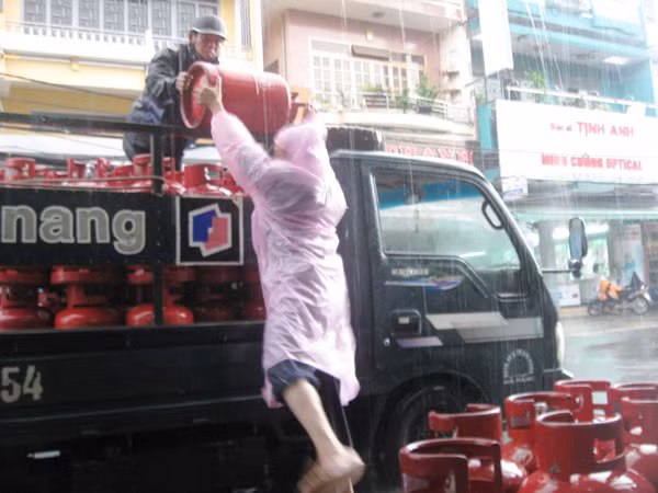 Vấn đề an toàn trong khâu vận chuyển bình gas thường không được chú ý đúng mức. Ảnh: H.V