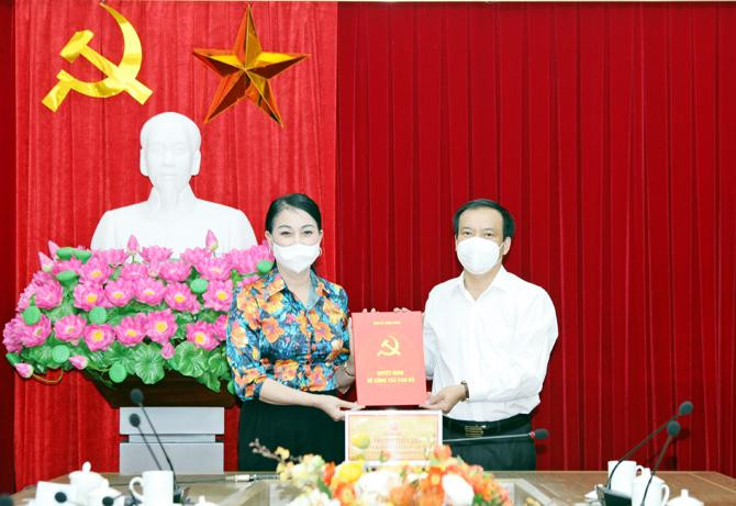 Bí thư Tỉnh ủy Vĩnh Phúc Hoàng Thị Thúy Lan trao quyết định cho ông Lương Đức Minh Bí thư Tỉnh ủy Vĩnh Phúc Hoàng Thị Thúy Lan trao quyết định cho ông Lương Đức Minh