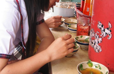 Một trong những "dị vật" các em thường gặp khi ăn món này là... lông heo. Một trong những