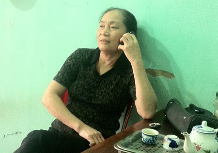 Bà Tạ Thị Đảm trao đổi với phóng viên