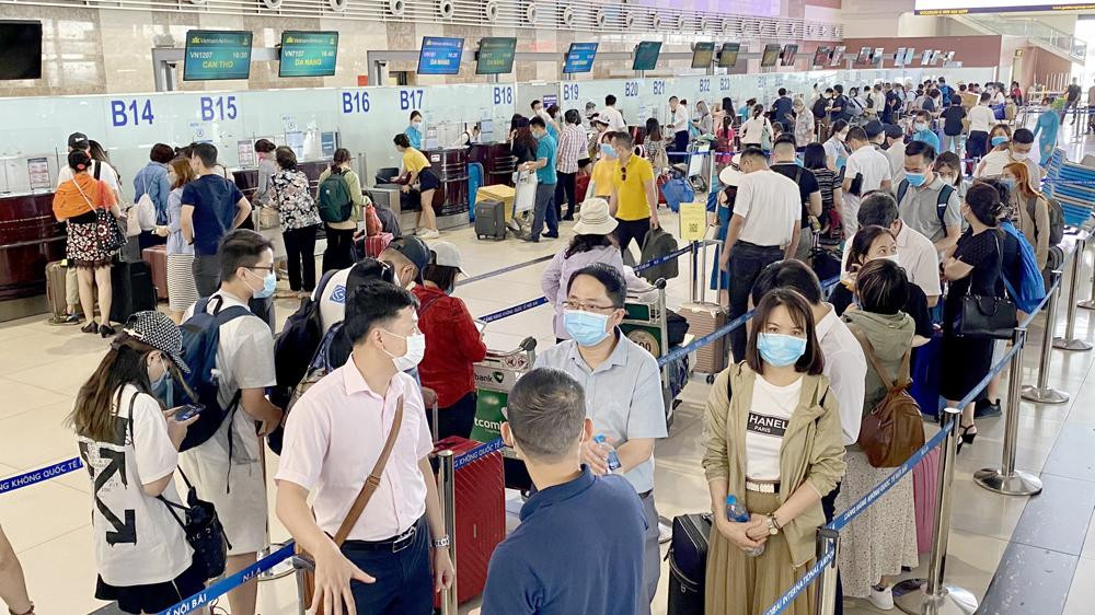 Mới 10 ngày đầu của kỳ nghỉ hè, lượng khách qua sân bay Nội Bài đã vượt cao điểm hè năm 2019 - khi chưa có dịch COVID-19. Mới 10 ngày đầu của kỳ nghỉ hè, lượng khách qua sân bay Nội Bài đã vượt cao điểm hè năm 2019 - khi chưa có dịch COVID-19.