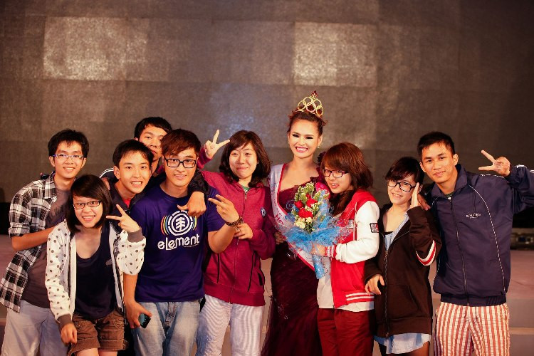 Bạn bè, người thân cùng chia sẻ niềm vui. Bạn bè, người thân cùng chia sẻ niềm vui