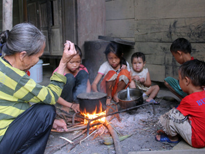 5 cháu nhỏ tội nghiệp đang chực chờ nồi cháo bà nội nấu trên bếp lửa. Từ ngày cha mất, mẹ bị điên 5 cháu sống cảnh lay lắt như thế này