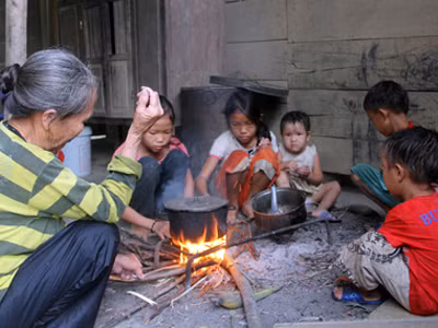 5 cháu nhỏ tội nghiệp đang chực chờ nồi cháo bà nội nấu trên bếp lửa. Từ ngày cha mất, mẹ bị điên 5 cháu sống cảnh lay lắt như thế này