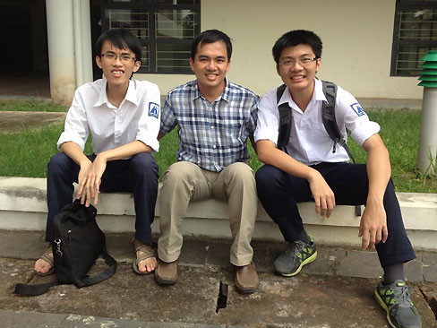 HCV Vật lý Quốc tế Bùi Quang Tú, Th.S giáo viên Đặng Minh Tuấn và giải Tư nghiên cứu khoa học - kỹ thuật Intel ISEF - Hoàng Trọng Nam Anh (từ trái qua). HCV Vật lý Quốc tế Bùi Quang Tú, Th.S giáo viên Đặng Minh Tuấn và VCV Vật lý châu Á Hoàng Trọng Nam Anh