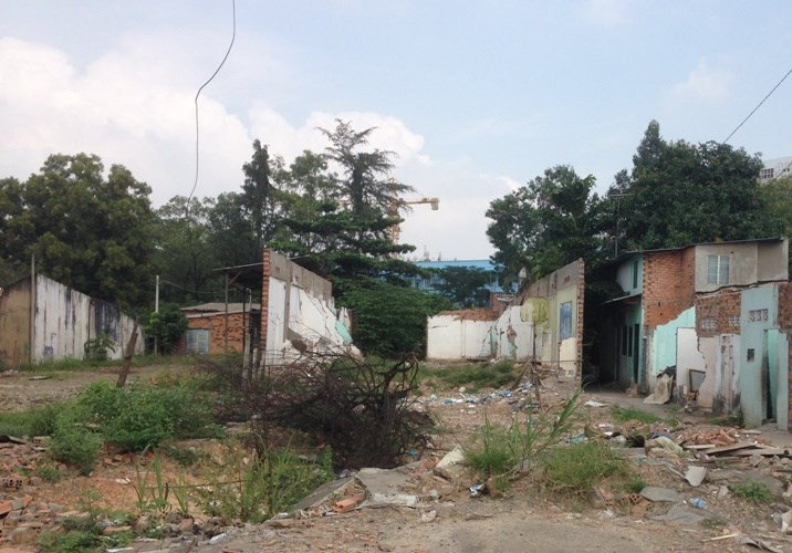 Ông Dương Hữu Hòa, Phó giám đốc dự án tuyến Metro số 1 cho biết, đang cố gắng, tích cực đàm phàn với các nhà thầu để họ thông cảm, giảm số tiền phạt đến mức thấp nhất có thể. Tuy nhiên, theo ông Hòa thì chưa thể nói trước được việc họ có thông cảm hay không bởi các nhà thầu nước ngoài làm việc rất nguyên tắc, chỉ căn cứ trên hợp đồng đã ký