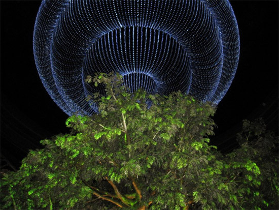 … cho tới khi chạm tới một ngọn đèn trần còn ấn tượng hơn cả chùm đèn bên trong sòng bạc Sands.